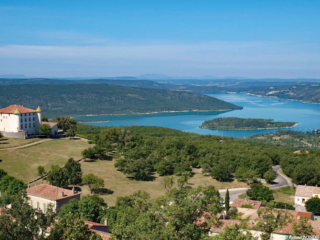 Le lac vu du village d'Aiguines