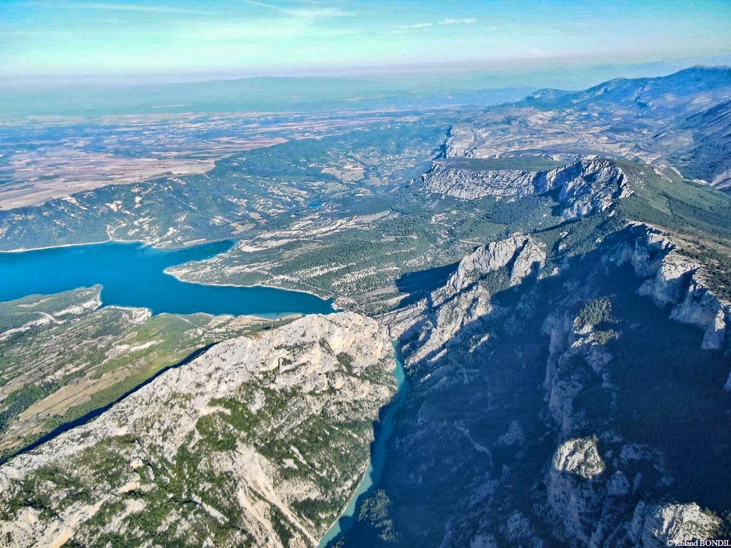 Le lac et les montagnes environnantes