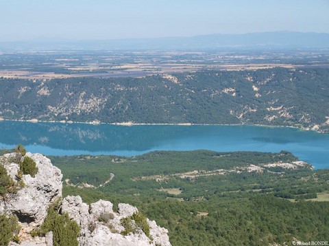 Le lac et au loin, le plateau de Valensole