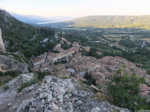 Au fond, le lac de Ste Croix