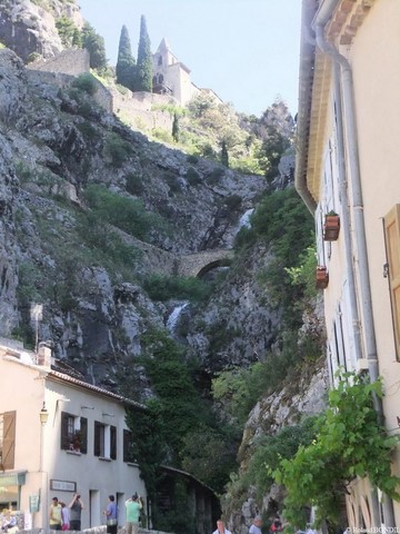 La chapelle et les cascades